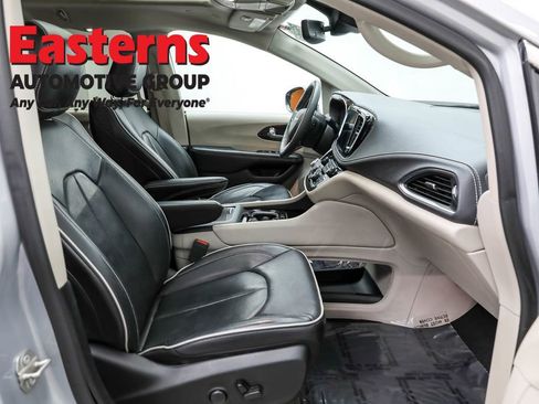 Used 2023 Chrysler Pacifica Limited image 26