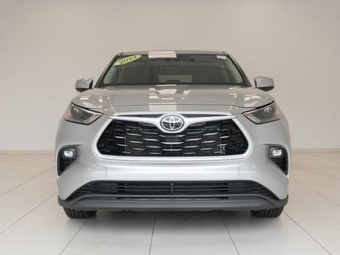 Used 2023 Toyota Highlander LE FWD image 5