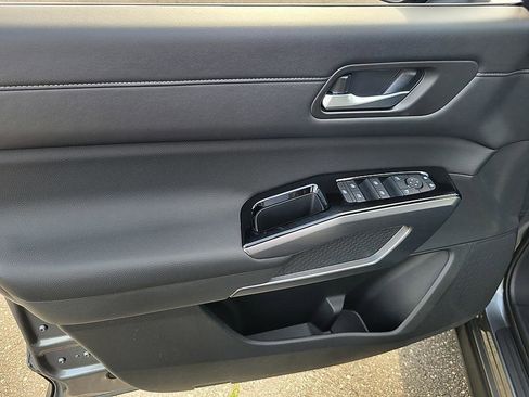 New 2026 Nissan Pathfinder SL image 9