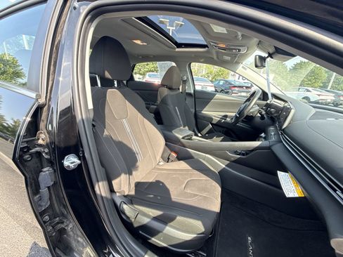 Certified 2025 Hyundai Elantra SEL FWD image 25