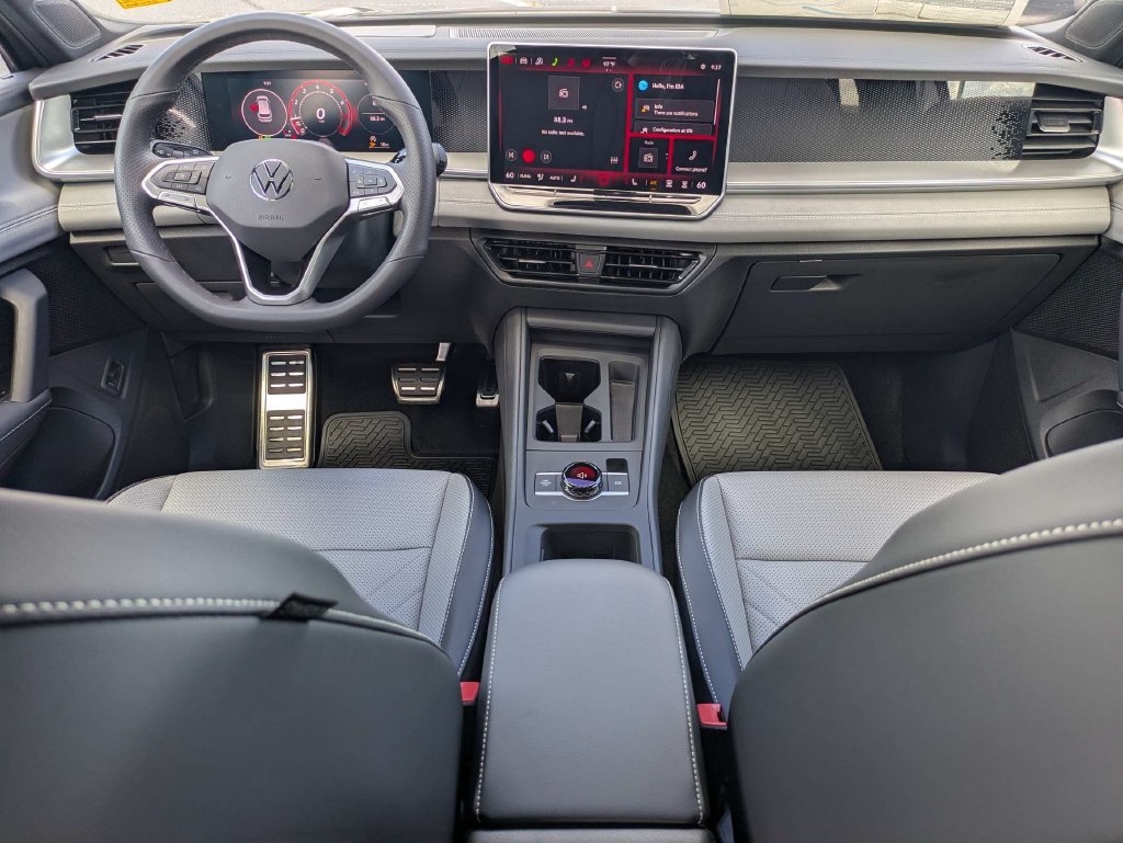 New 2026 Volkswagen Tiguan SE R-Line FWD image 2