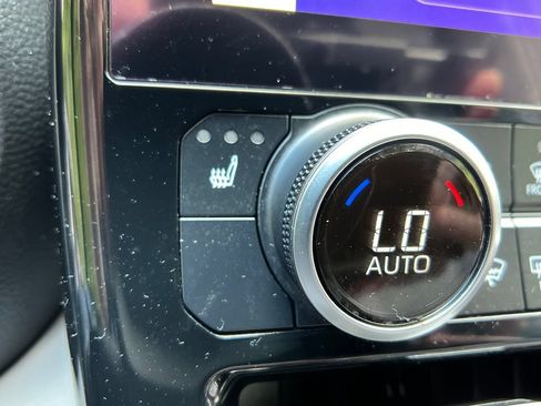 Used 2023 Toyota Highlander XLE AWD/4WD image 29