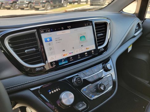New 2026 Chrysler Pacifica Select FWD image 18