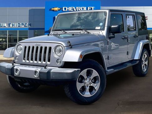 Used 2017 Jeep Wrangler Unlimited Sahara w/ Connectivity Group AWD/4WD image 3