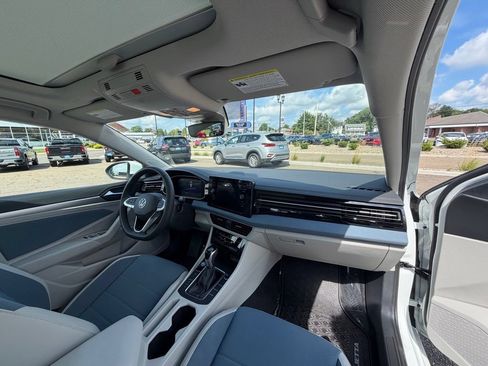 Used 2026 Volkswagen Jetta SE FWD image 10