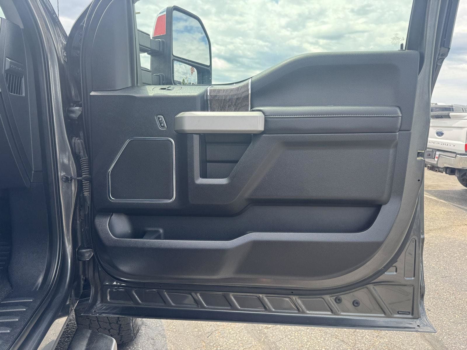 Used 2019 Ford F350 Lariat w/ Lariat Ultimate Package AWD/4WD image 27