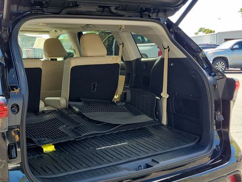 Certified 2024 Toyota Highlander XLE image 11