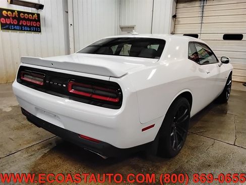 Used 2015 Dodge Challenger SRT w/ Technology Group RWD image 3