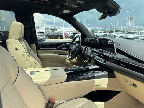 Certified 2021 Cadillac Escalade Premium Luxury AWD/4WD image 18