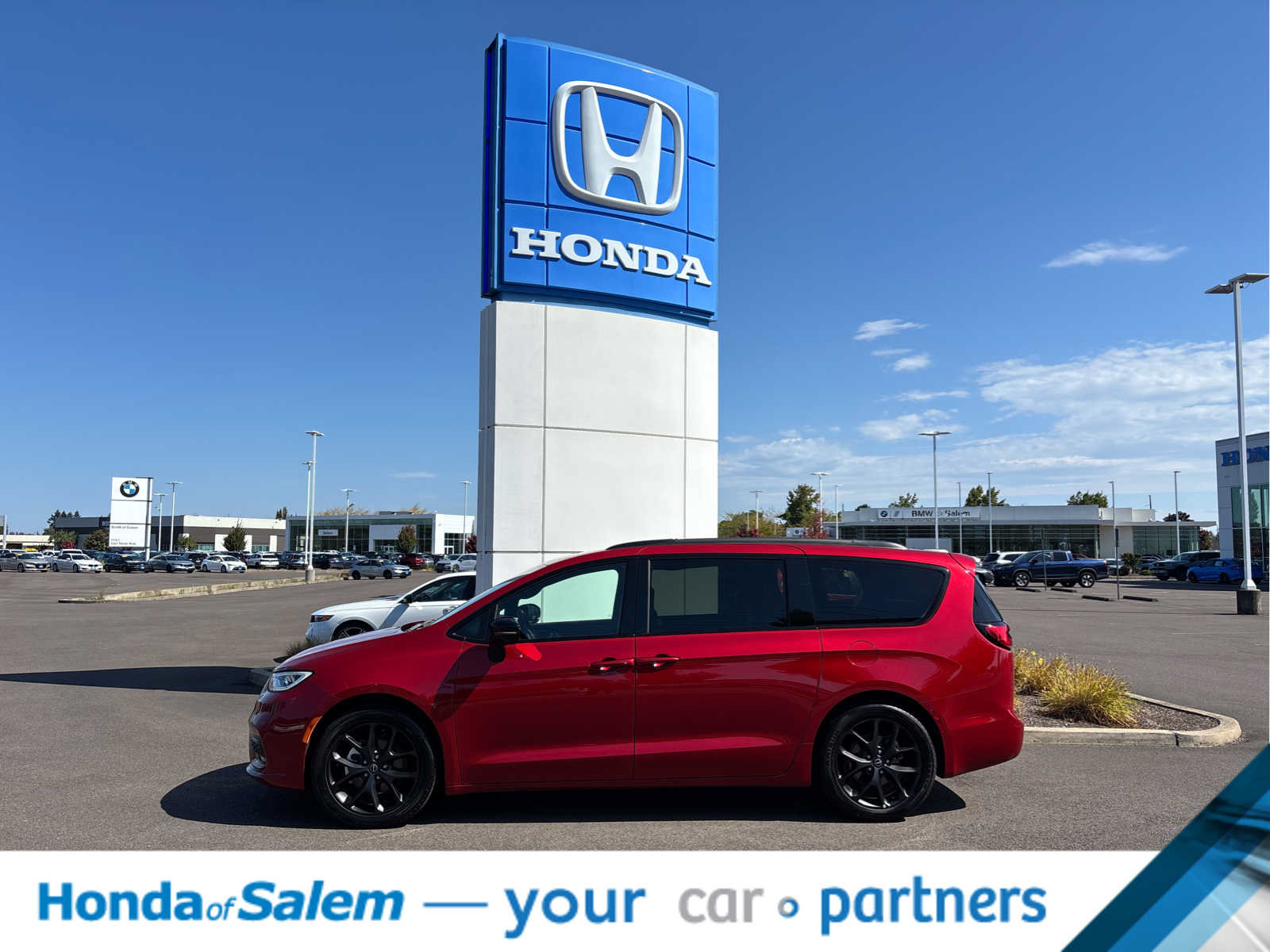 Used 2025 Chrysler Pacifica Limited FWD image 3