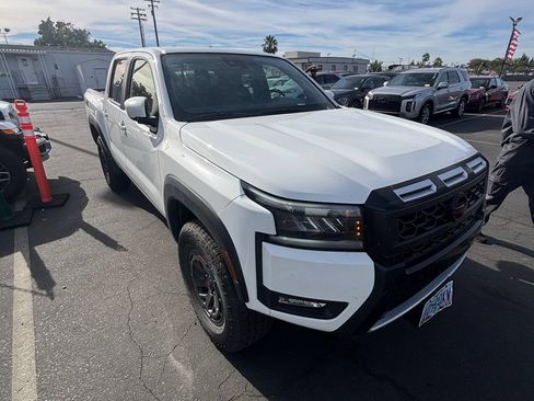 Used 2026 Nissan Frontier PRO-4X AWD/4WD image 2