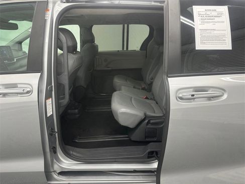 Used 2024 Toyota Sienna XLE image 21