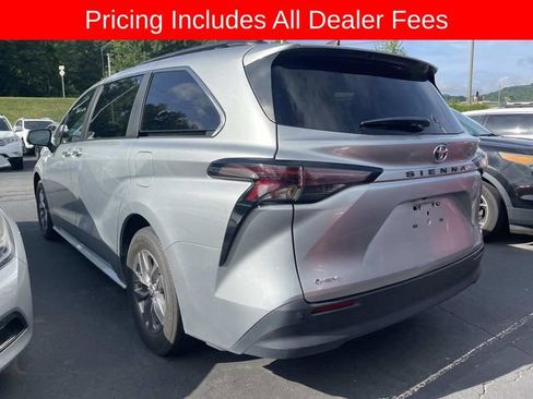 Used 2025 Toyota Sienna XLE FWD image 4
