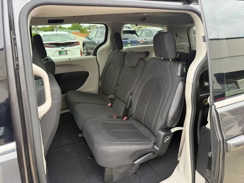Used 2019 Chrysler Pacifica Touring Plus w/ Tire & Wheel Group FWD image 22
