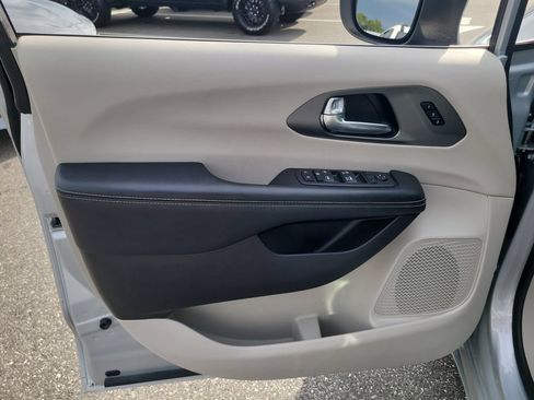 Used 2023 Chrysler Pacifica Touring-L FWD image 18