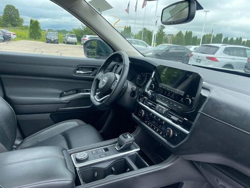 Used 2022 Nissan Pathfinder SL w/ SL Premium Package AWD/4WD image 2