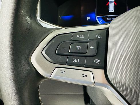 Certified 2025 Volkswagen Taos SE image 15