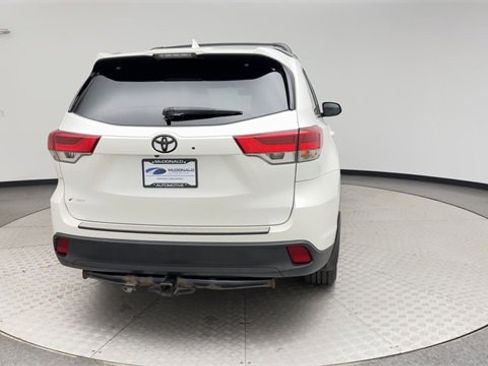 Used 2017 Toyota Highlander SE image 3
