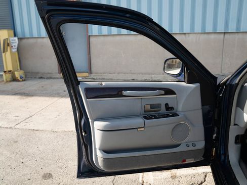 Used 2007 Lincoln Town Car Signature RWD image 18