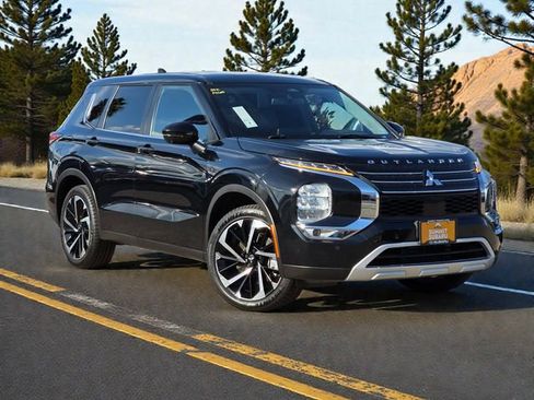 Used 2022 Mitsubishi Outlander SE image 2