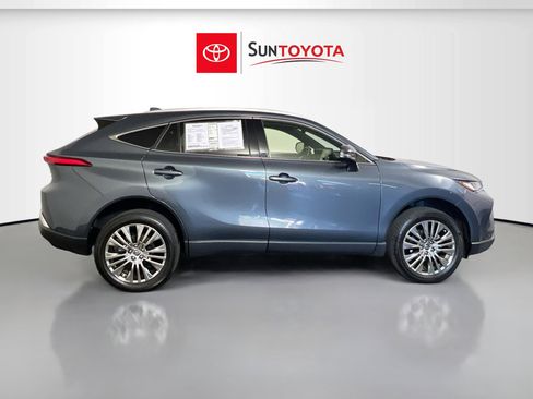 Used 2022 Toyota Venza XLE image 2