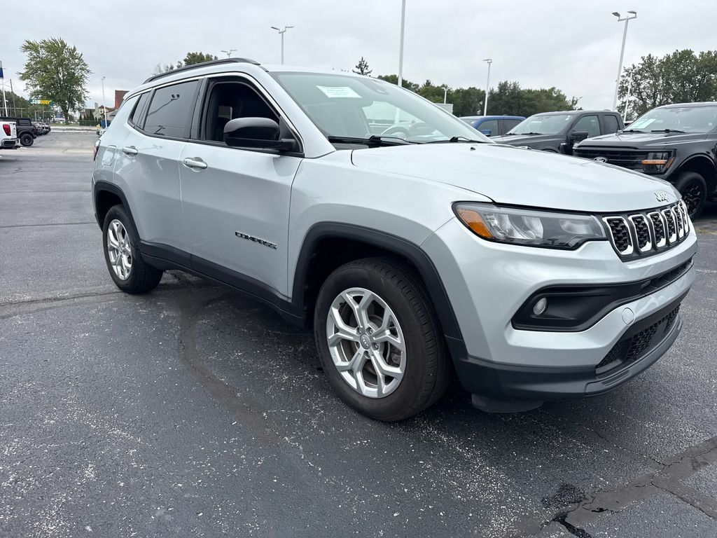 Used 2024 Jeep Compass Latitude AWD/4WD image 4