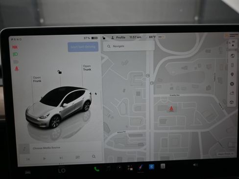 Used 2024 Tesla Model Y 2WD image 23