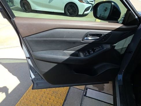 Used 2023 Nissan Rogue SL image 11