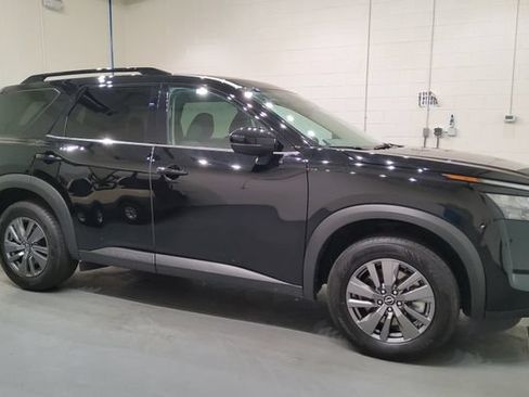 Used 2025 Nissan Pathfinder SV FWD image 8