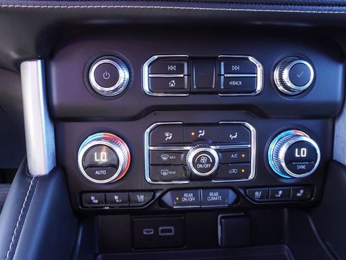 Certified 2023 GMC Yukon SLT w/ SLT Luxury Package image 21