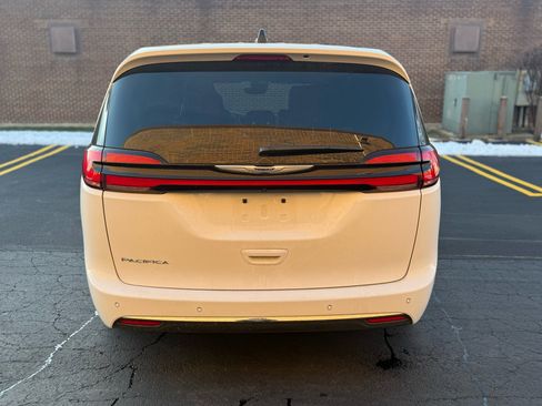 Used 2025 Chrysler Pacifica Select image 6