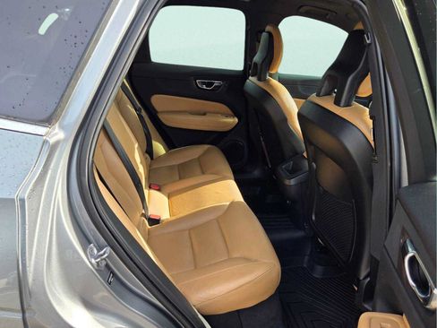 Used 2018 Volvo XC60 T5 Momentum w/ Vision Package AWD/4WD image 18