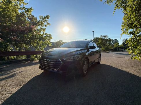 Used 2017 Hyundai Elantra SE FWD image 4