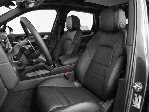 Certified 2025 Porsche Cayenne image 5
