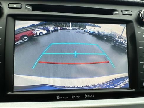 Used 2019 Toyota Highlander SE image 18