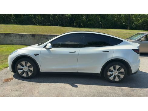 Used 2023 Tesla Model Y Long Range AWD/4WD image 2