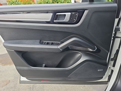 Used 2022 Porsche Cayenne Platinum Edition image 28