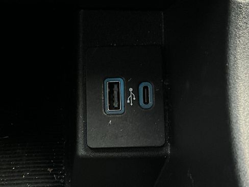 Used 2022 Ford Edge SE w/ Black Appearance Package image 24