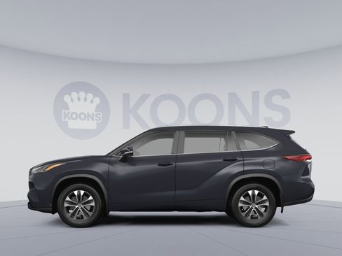Used 2023 Toyota Highlander XLE AWD/4WD image 2