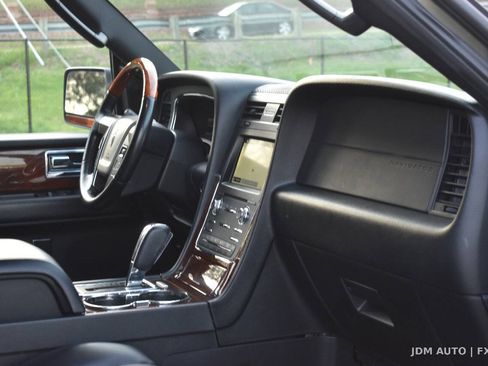 Used 2017 Lincoln Navigator Select AWD/4WD image 17