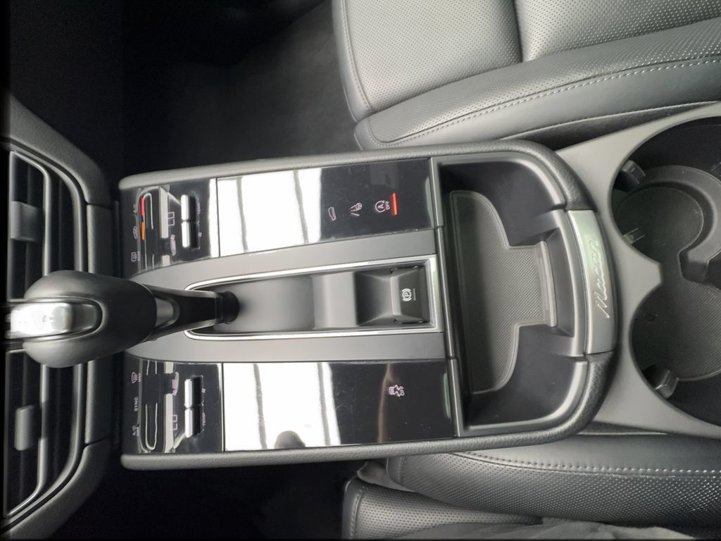 Used 2024 Porsche Macan AWD/4WD image 46