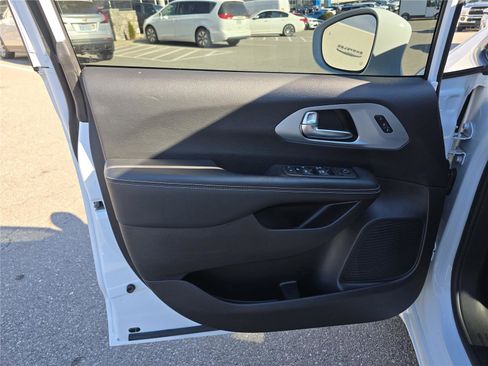 Used 2022 Chrysler Pacifica Touring-L w/ S Appearance Package image 19