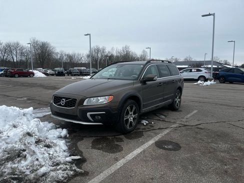 Used 2015 Volvo XC70 T6 Premier Plus image 2