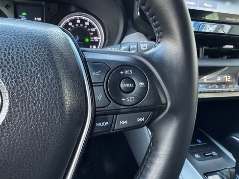 Used 2021 Toyota Venza LE image 24