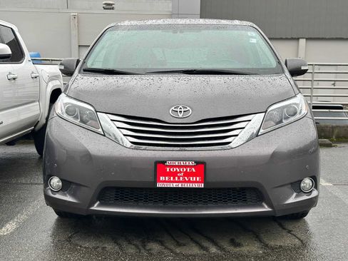 Used 2017 Toyota Sienna Limited Premium image 2