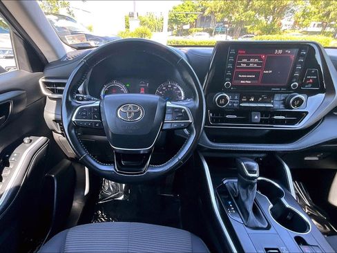 Used 2021 Toyota Highlander LE AWD/4WD image 5