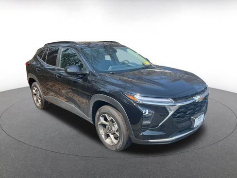 Used 2025 Chevrolet Trax LT w/ LT Convenience Package image 3