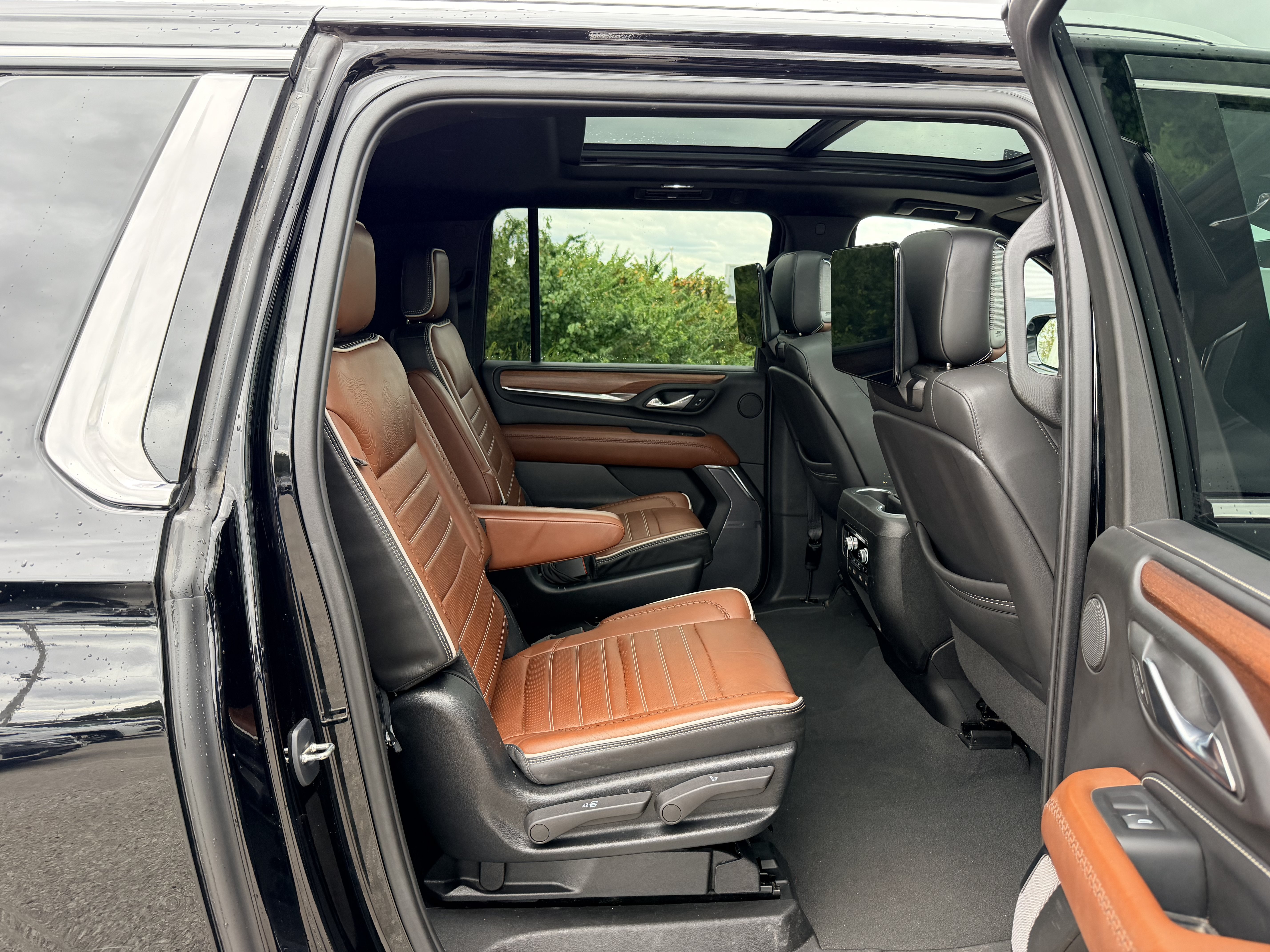 Used 2023 GMC Yukon XL Denali Ultimate AWD/4WD image 9