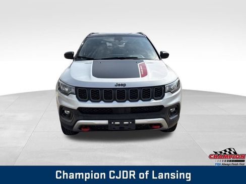 Used 2025 Jeep Compass Trailhawk AWD/4WD image 18
