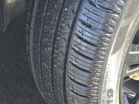 Used 2022 Volkswagen Tiguan SE R-Line image 15